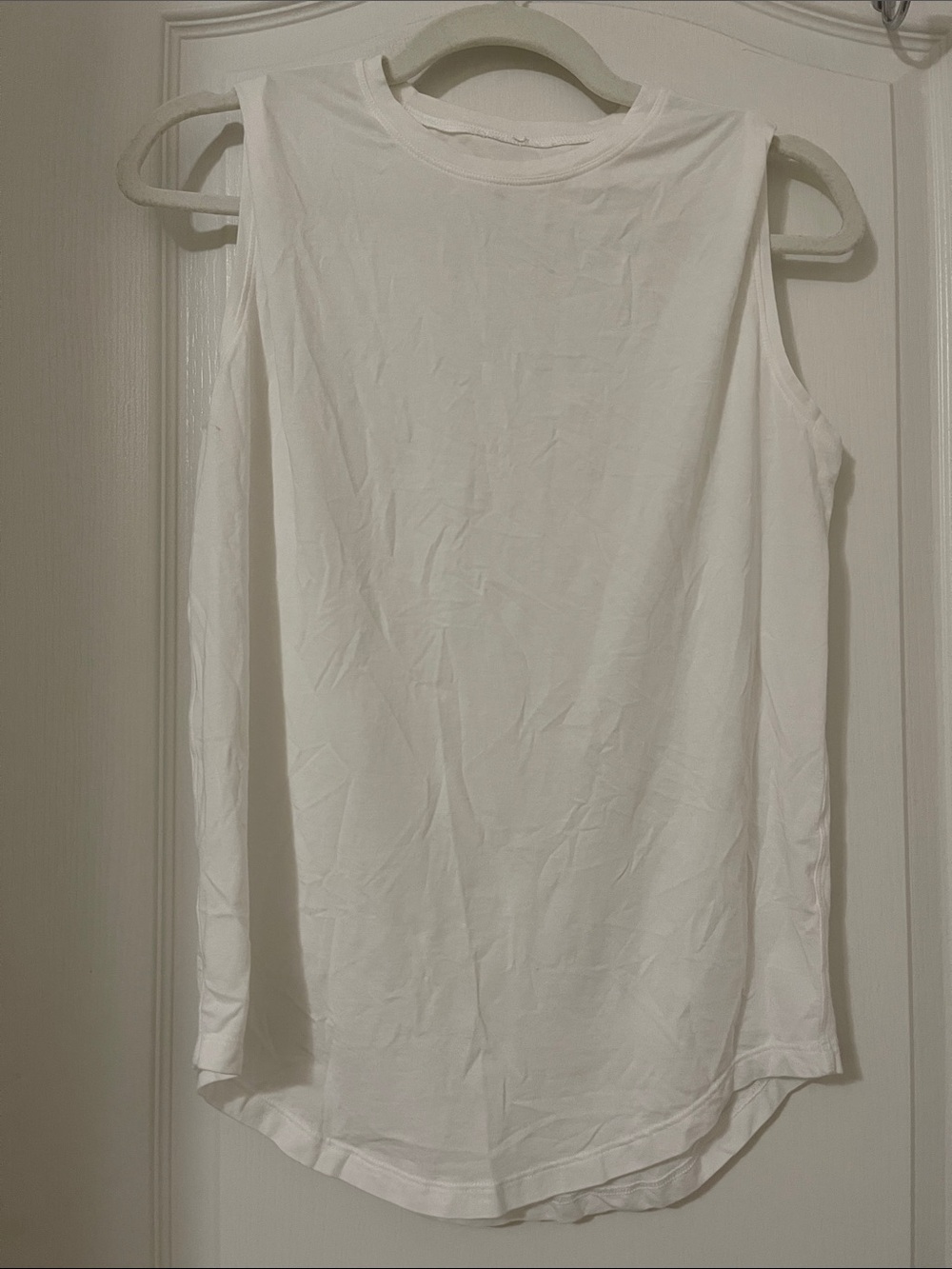 Lululemon tank top excellent condition
Pit to pit: 19”